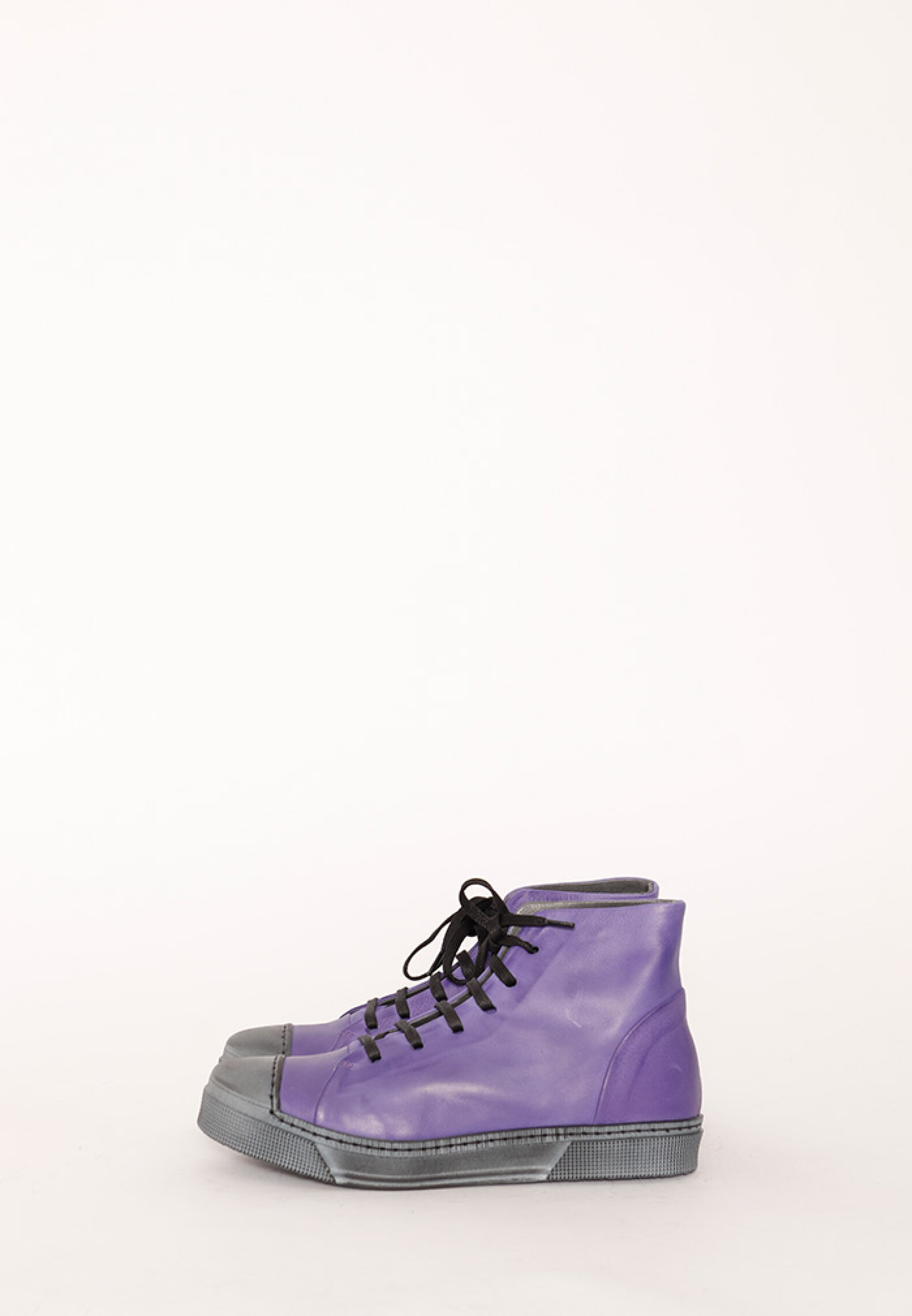 Lofina - Shoe with rubber sole and laces