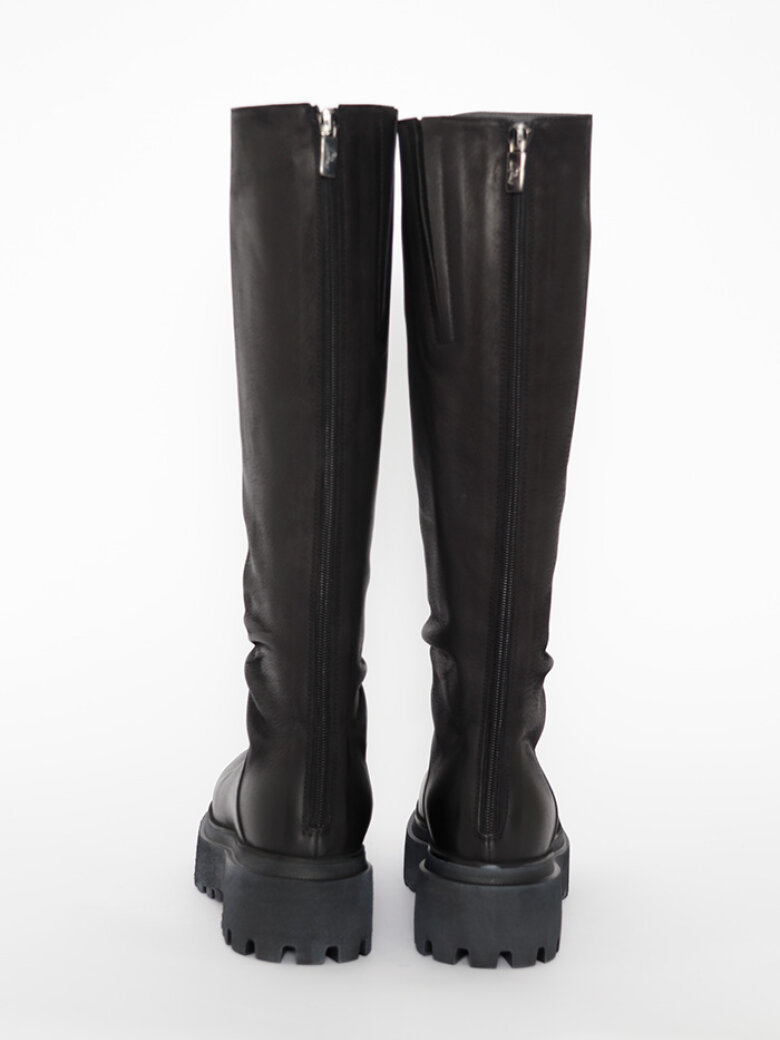 Lofina - Long boot with a back zipper
