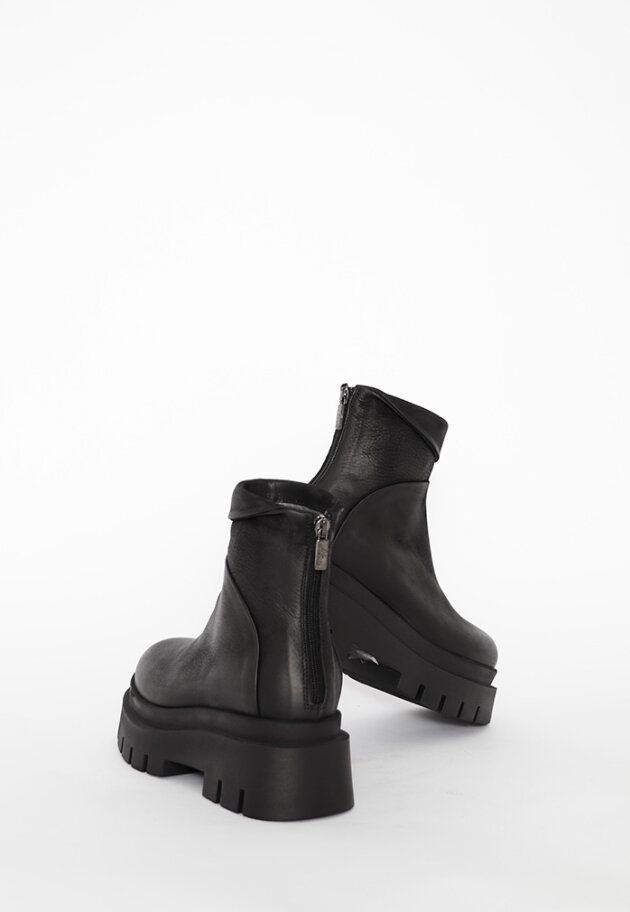 Lofina - Boot with a back zipper