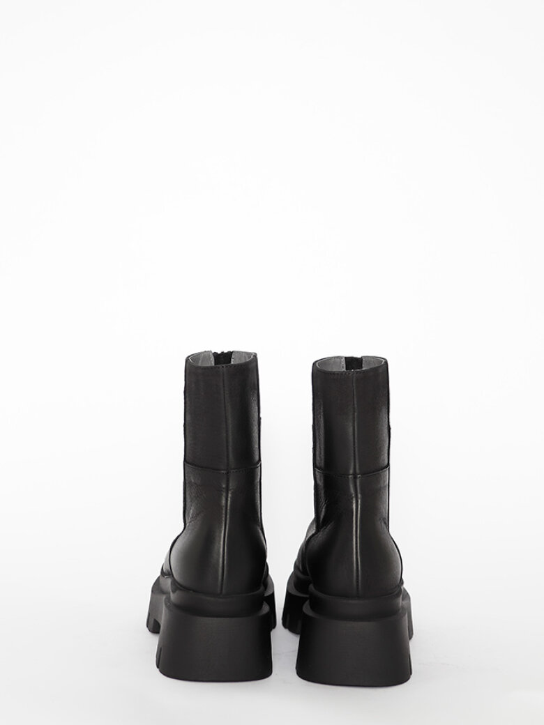 Lofina - Short boot with a front zipper