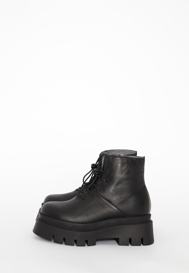 Lofina - Short boot with laces and a zipper