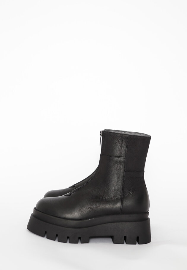 Lofina - Short boot with a front zipper