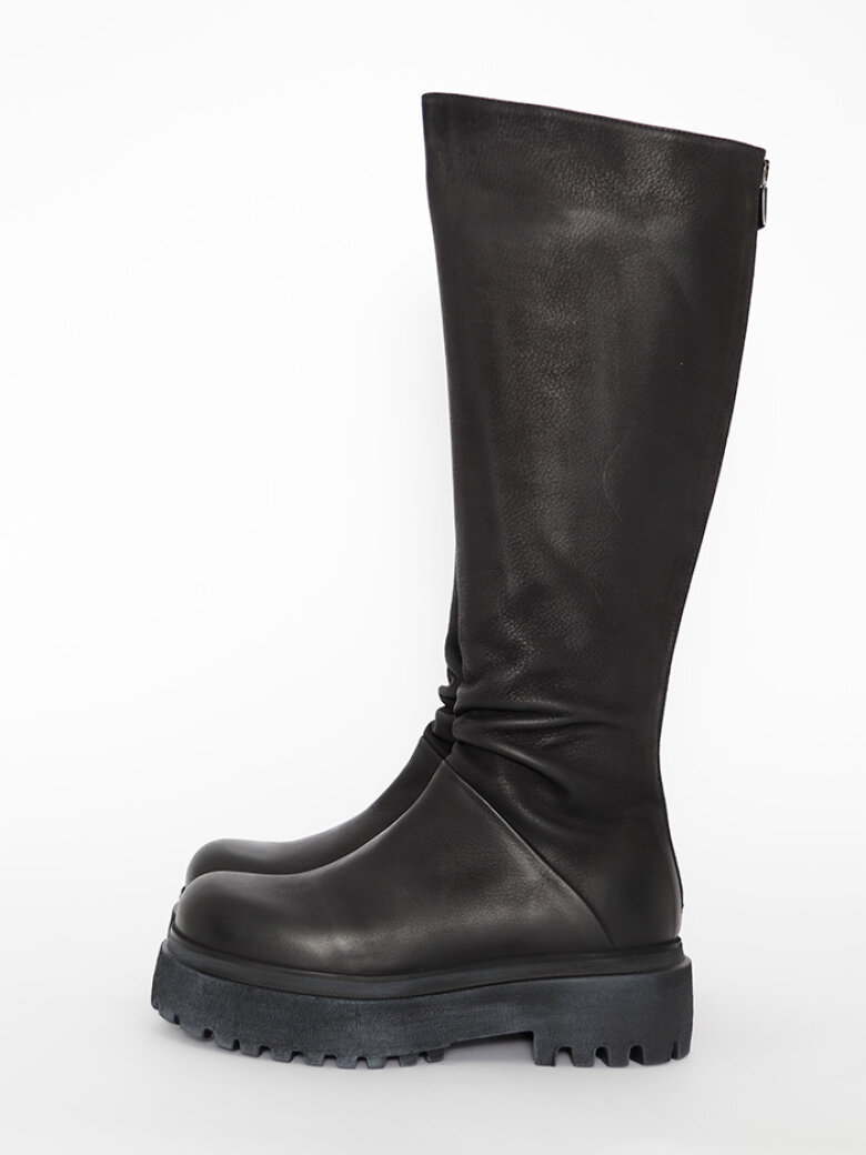 Lofina - Long boot with a back zipper