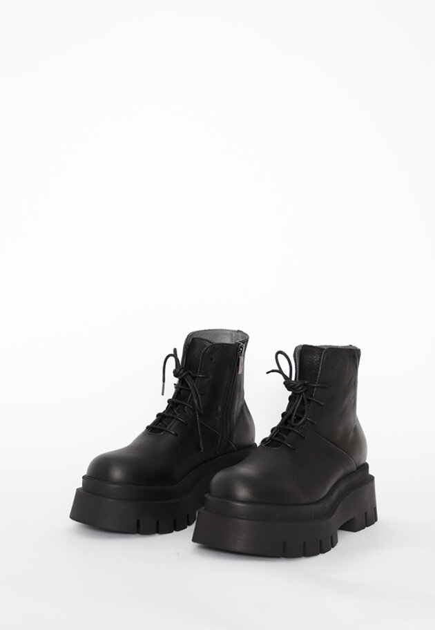 Lofina - Short boot with laces and a zipper