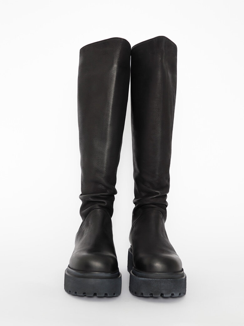 Lofina - Long boot with a back zipper