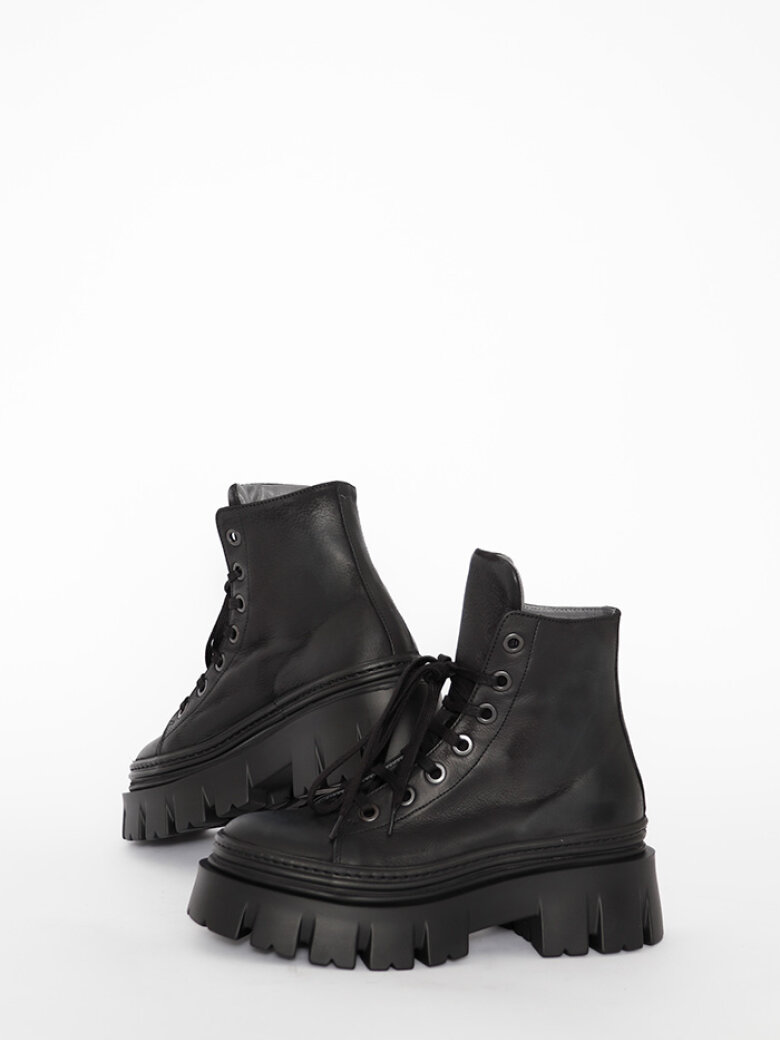 Lofina - Short boot with laces