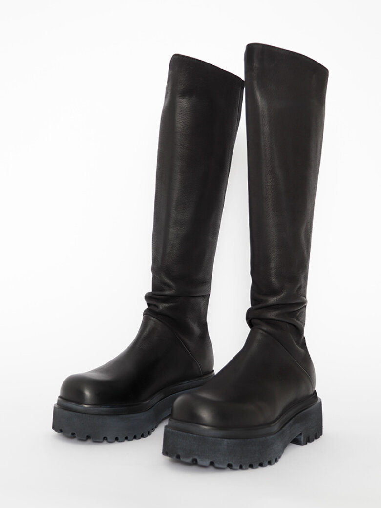 Lofina - Long boot with a back zipper