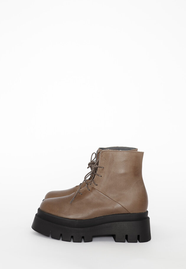 Lofina - Short boot with laces and a zipper