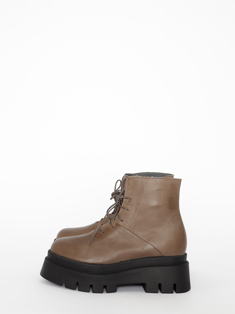 Lofina - Short boot with laces and a zipper