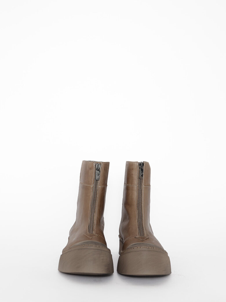Lofina - Boot with a front zipper