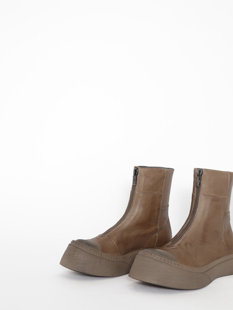 Lofina - Boot with a front zipper