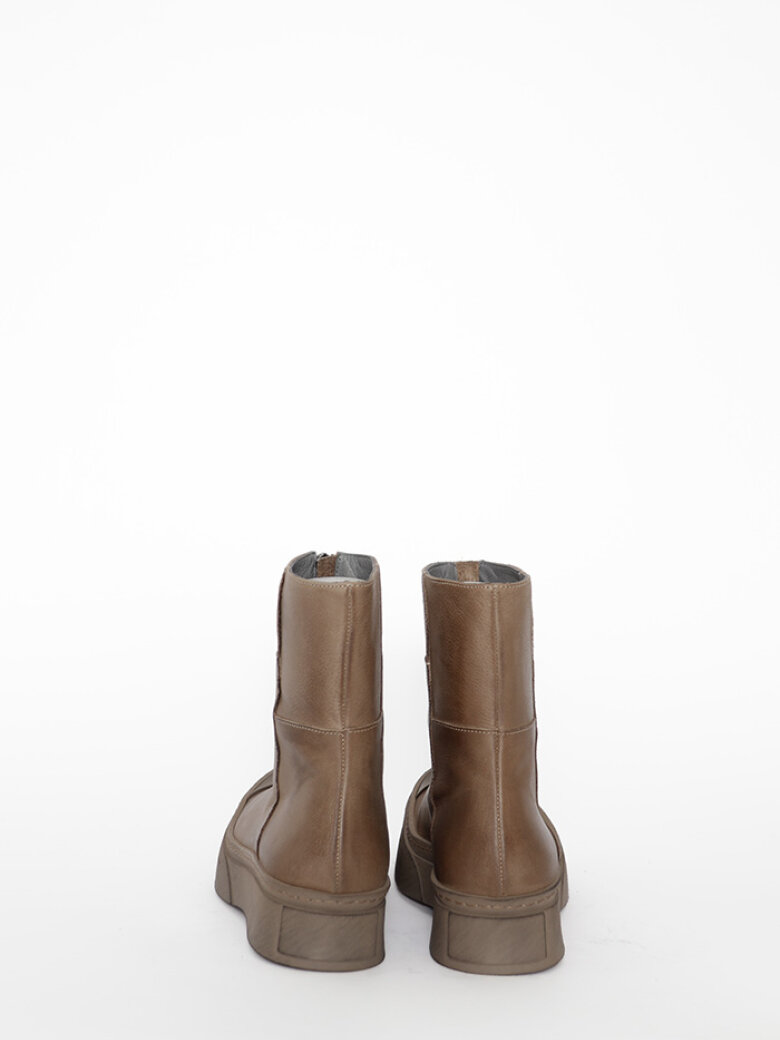 Lofina - Boot with a front zipper