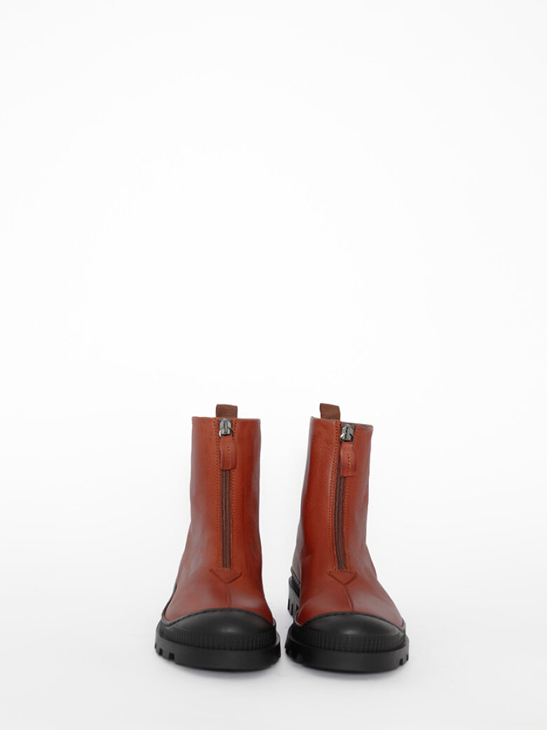 Lofina - Boot with a front zipper