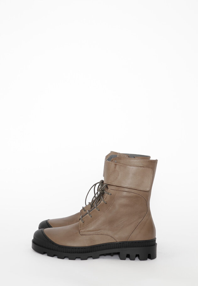 Lofina - Boot with velcro, zipper and laces