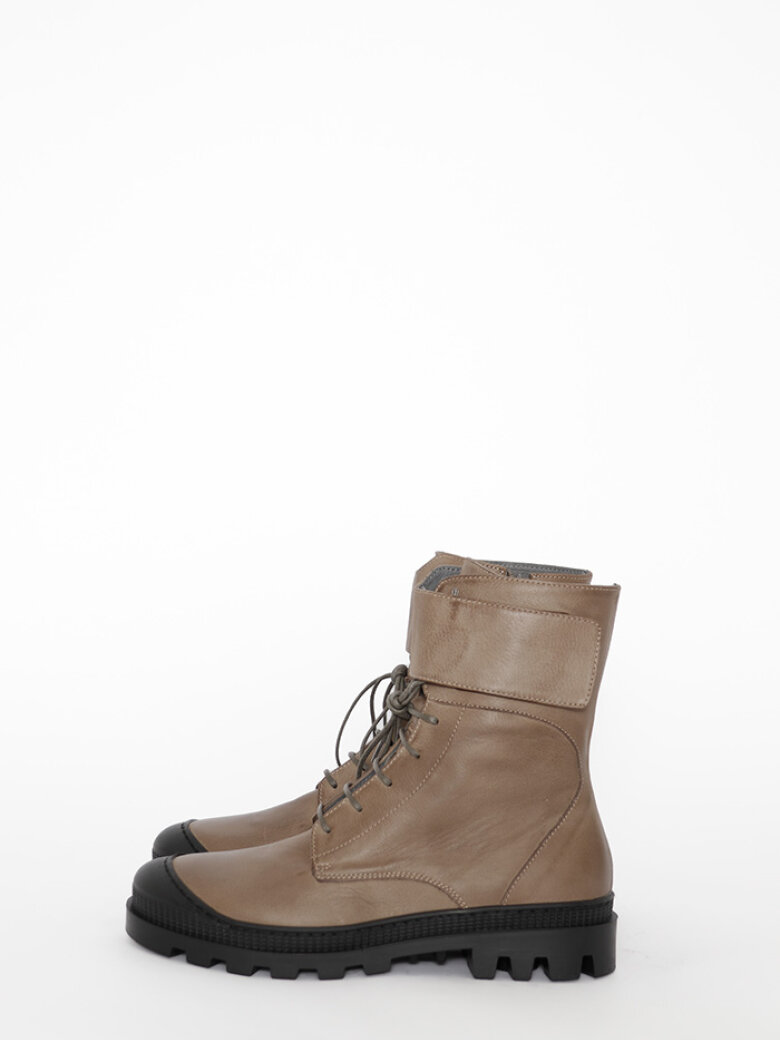 Lofina - Boot with velcro, zipper and laces