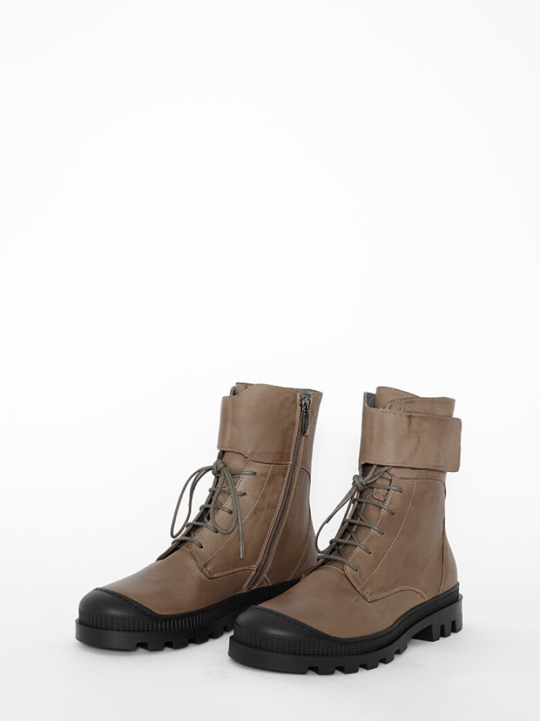 Lofina - Boot with velcro, zipper and laces