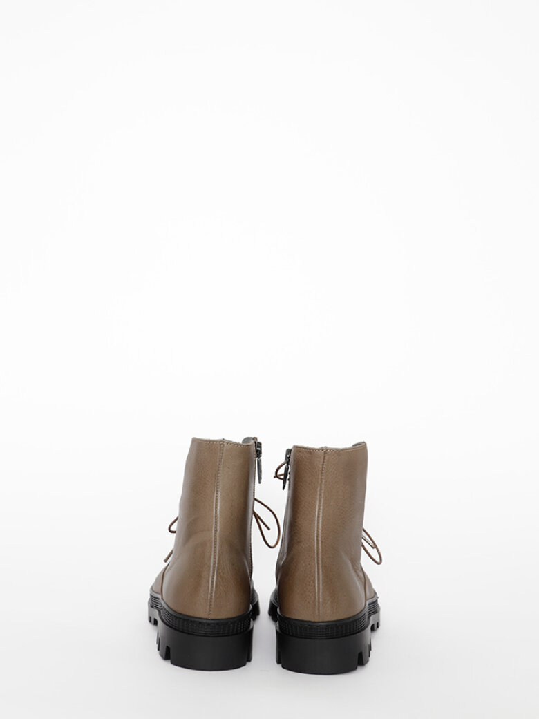 Lofina - Støvle med snøre og lynlås