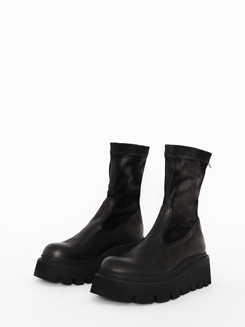 Lofina - Boots with zipper and suede