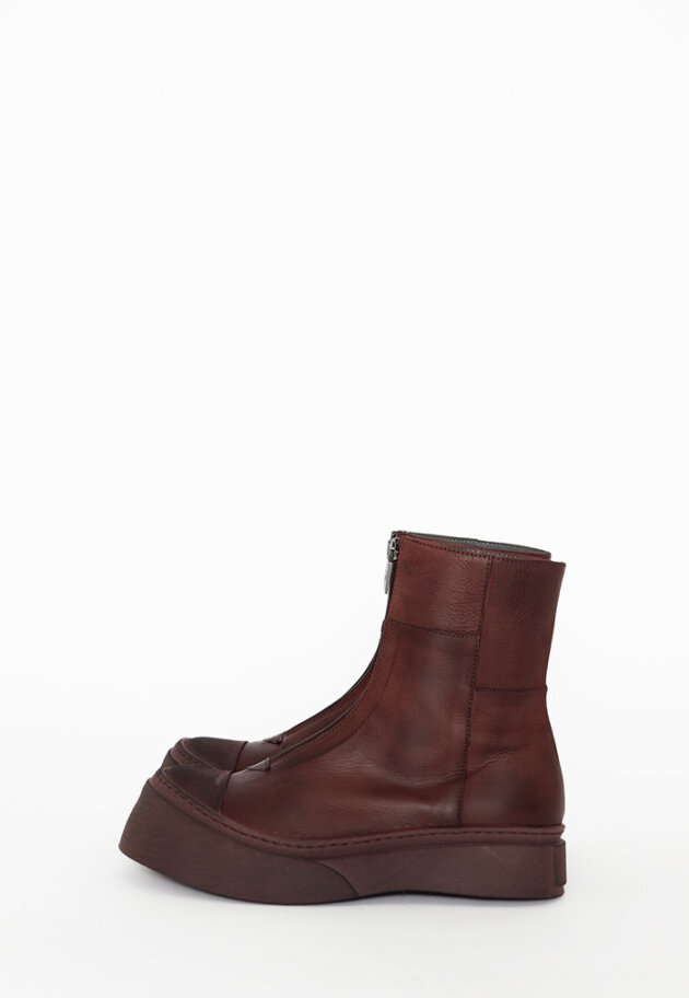 Lofina - Boot with rubber sole and shoe lace