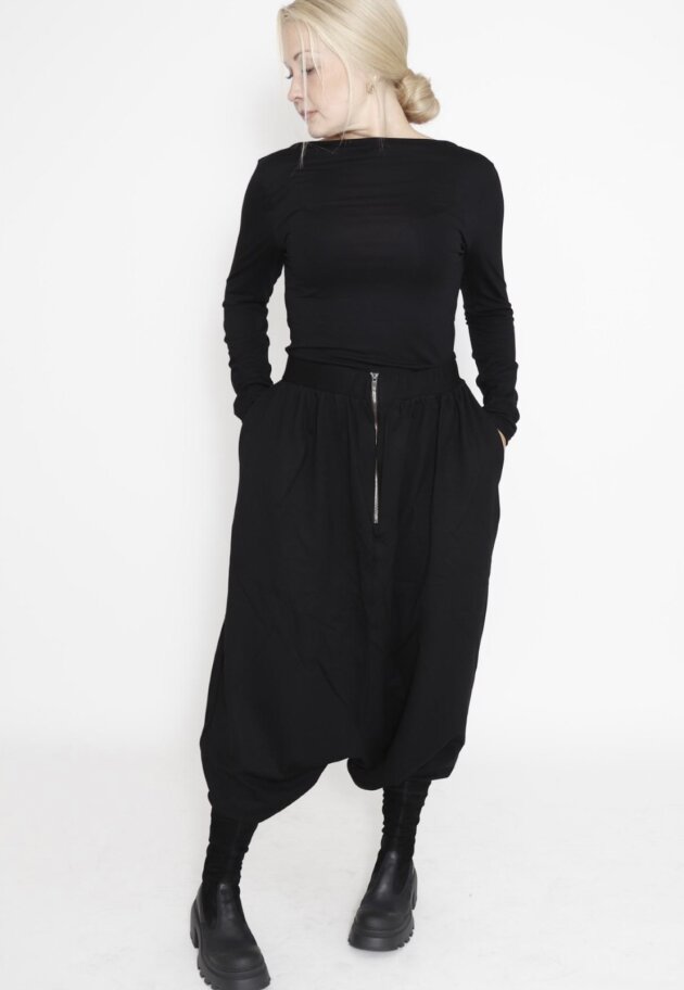 Sort Aarhus - Wide baggy trousers with zipper and elastic