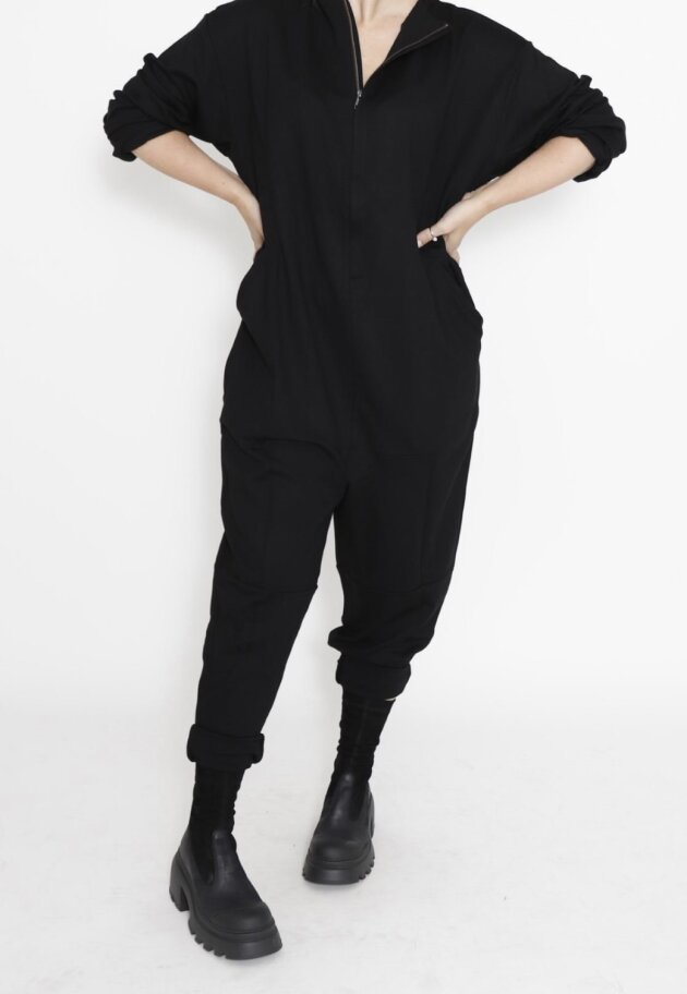 Sort Aarhus - Baggy jumpsuit with pockets and a front zipper