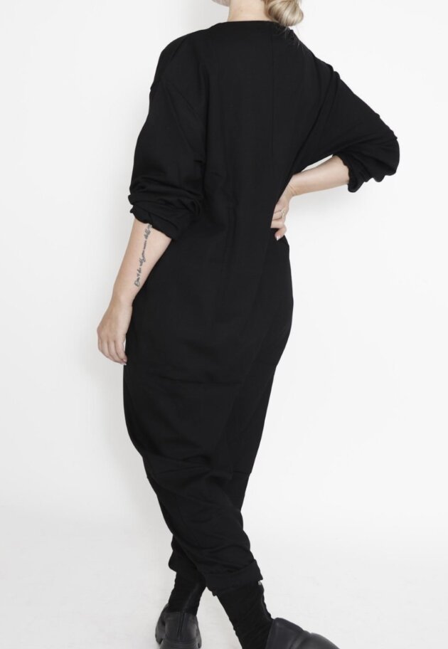 Sort Aarhus - Baggy jumpsuit with pockets and a front zipper