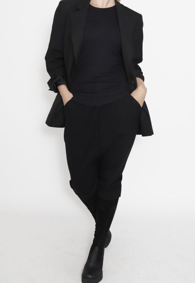 Sort Aarhus - Baggy cropped trousers with elastic and pockets