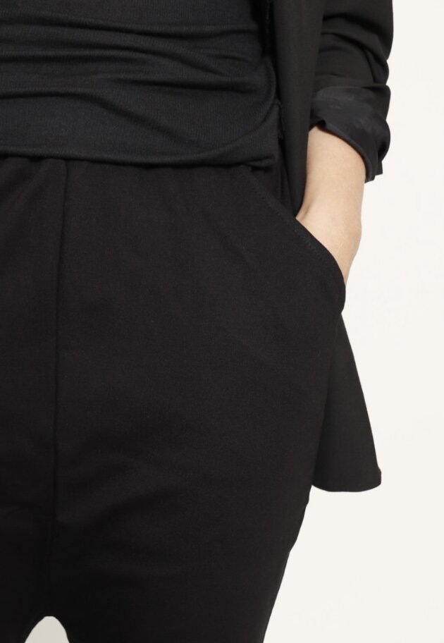 Sort Aarhus - Baggy cropped trousers with elastic and pockets