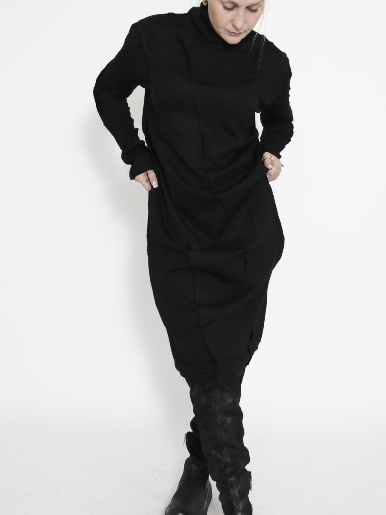 Sort Aarhus - Tight dress with long sleeves and high neck