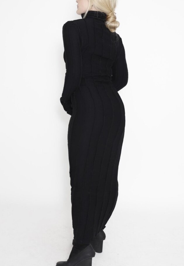 Sort Aarhus - Long dress in rib with long sleeves and high neck