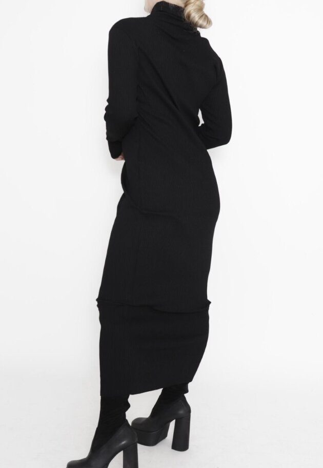 Sort Aarhus - Long dress in wide rib with thumb opening and high neck