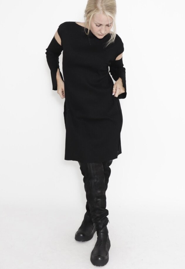 Sort Aarhus - Dress in wide rib with a wide neckline and slits at sleeves