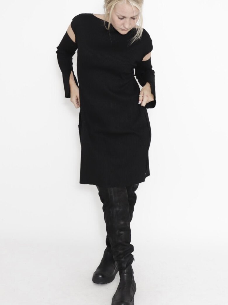 Sort Aarhus - Dress in wide rib with a wide neckline and slits at sleeves