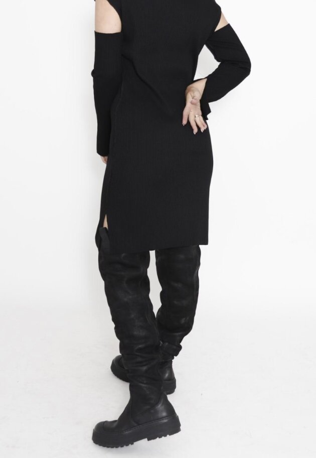 Sort Aarhus - Dress in wide rib with a wide neckline and slits at sleeves