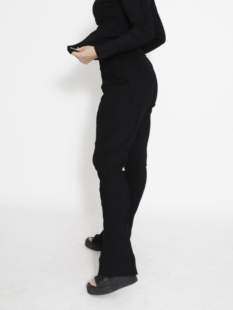 Sort Aarhus - Wide ribbed pants with flared legs and pockets
