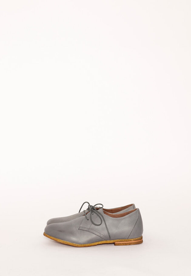 Lofina - Low shoe with shoelace and a raw rubber sole