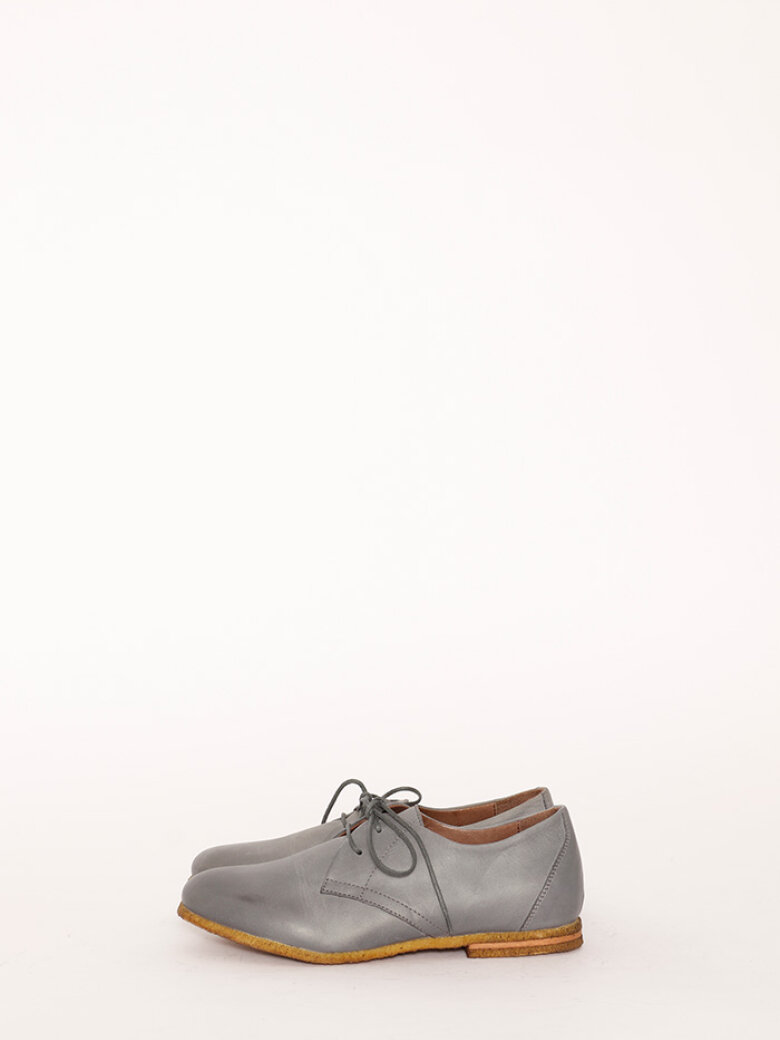 Low shoe with shoelace and a raw rubber sole