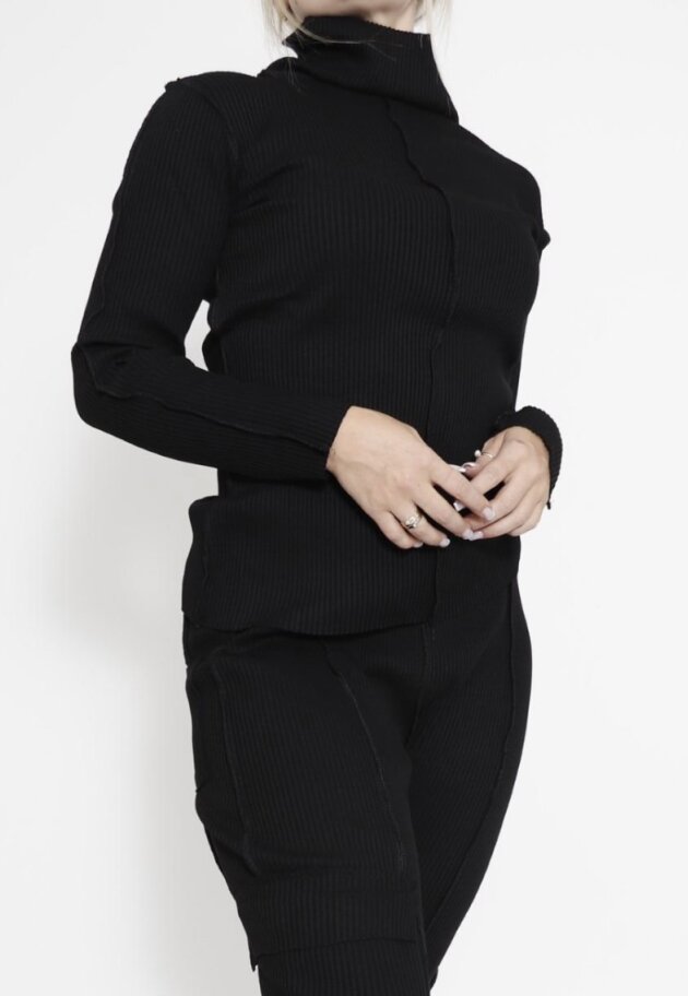 Sort Aarhus - Wide ribbed blouse with high neck and long sleeves