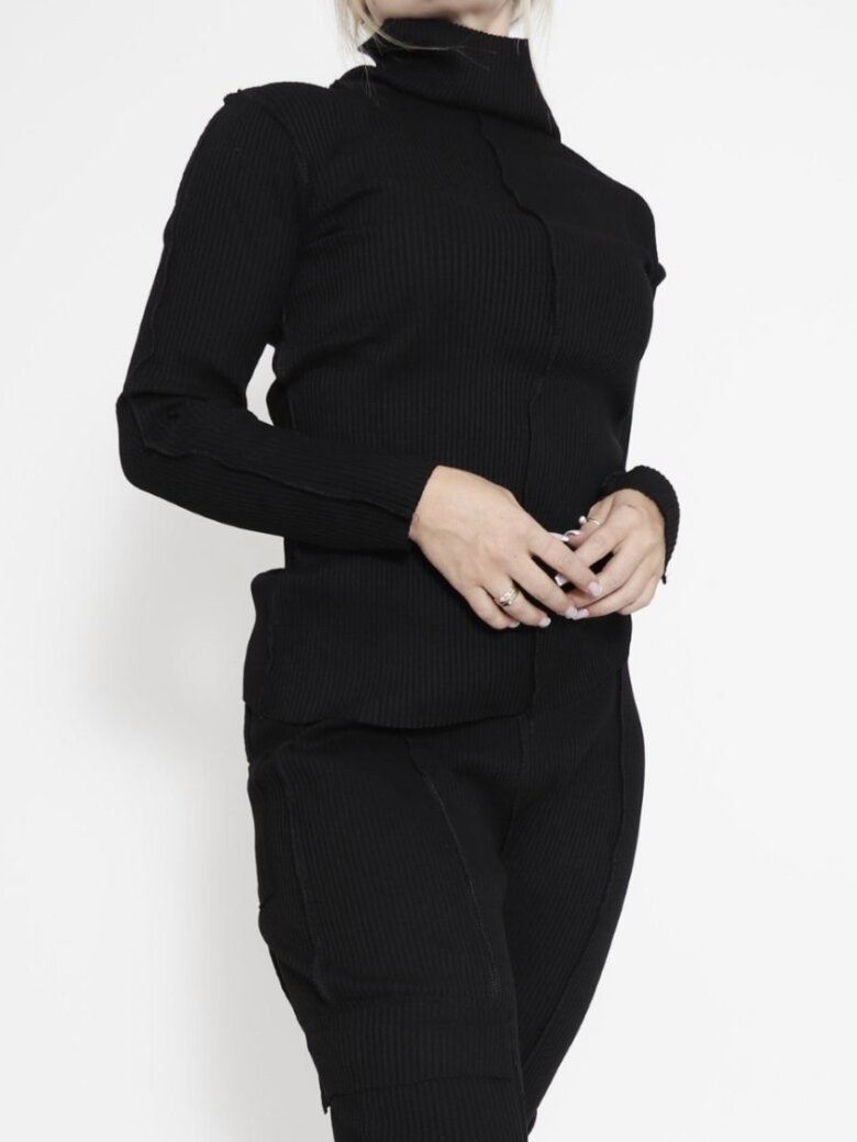 Sort Aarhus - Wide ribbed blouse with high neck and long sleeves