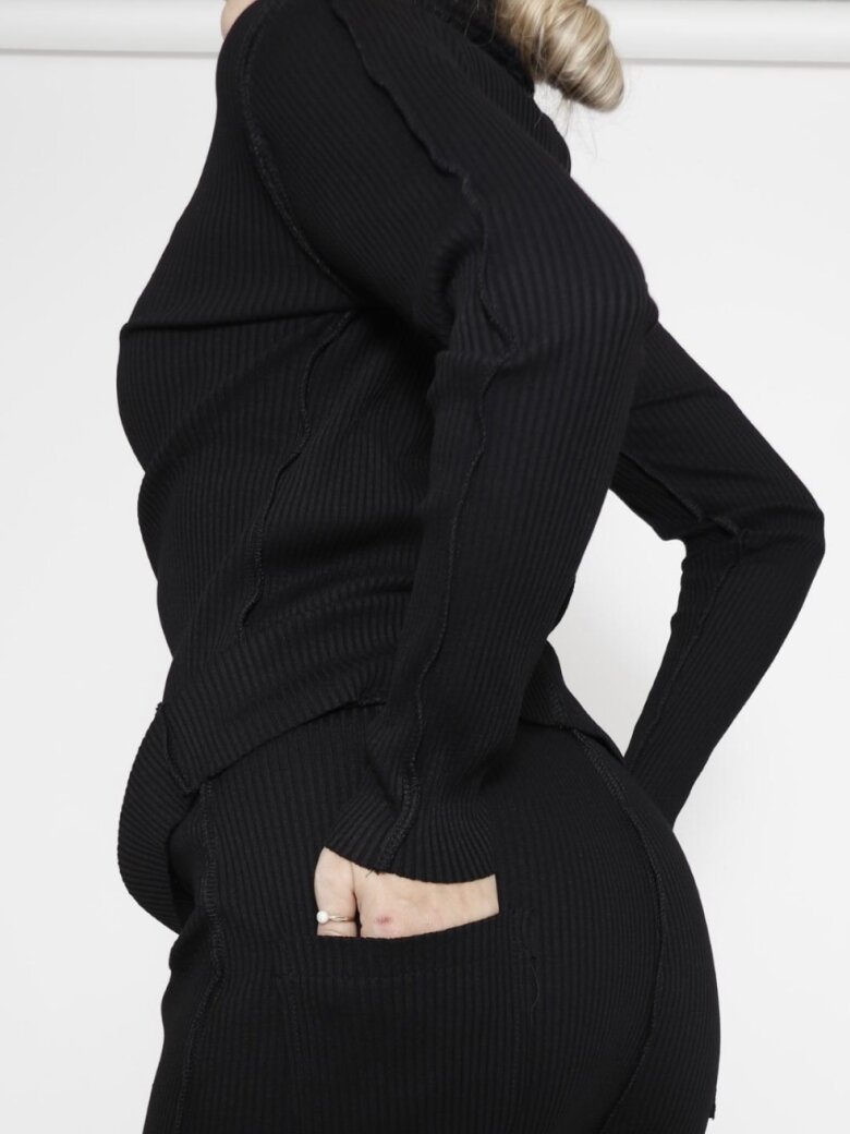 Sort Aarhus - Wide ribbed blouse with high neck and long sleeves