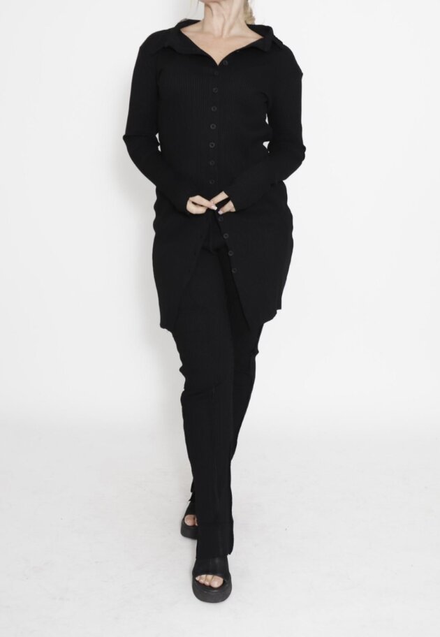 Sort Aarhus - Ribbed shirt dress with buttons and a feminin collar