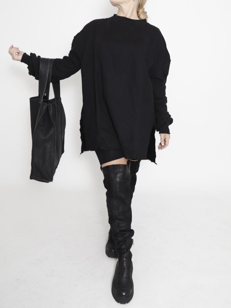 Sort Aarhus - Oversize sweatshirt med asymmetrisk længde samt slids