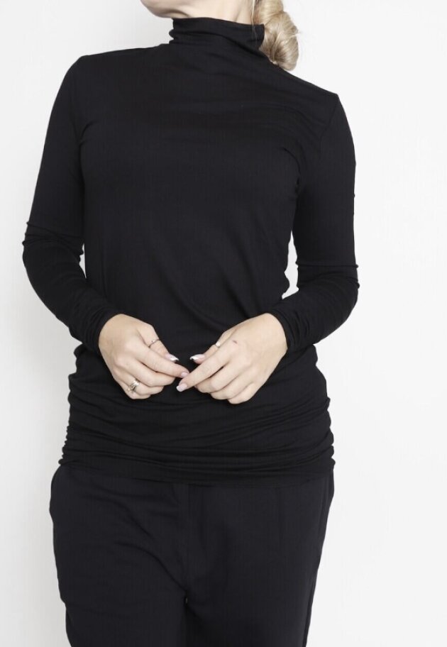 Sort Aarhus - Tight fit blouse with high neck and long sleeves