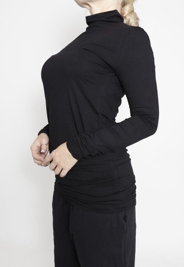 Sort Aarhus - Tight fit blouse with high neck and long sleeves