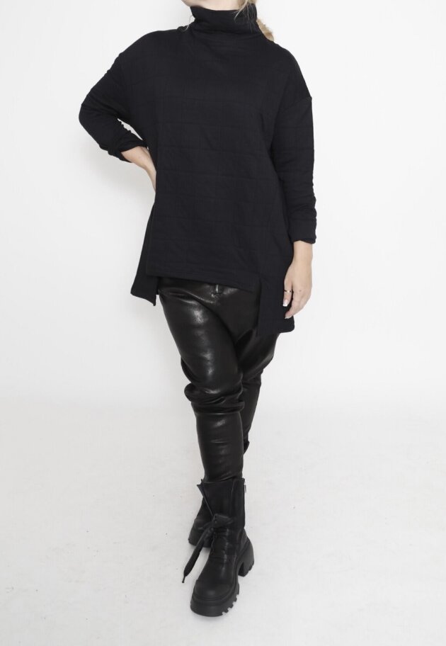 Sort Aarhus - Quilted sweatshirt with high neck and asymmetrical cut