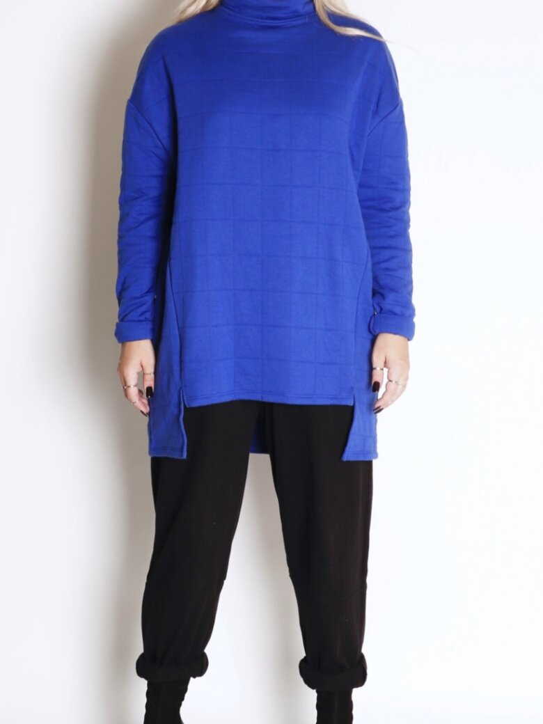 Sort Aarhus - Quilted sweatshirt with high neck and asymmetrical cut