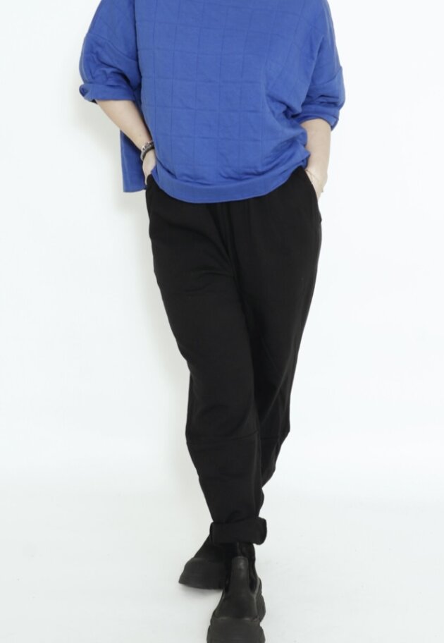 Sort Aarhus - Quilted cropped blouse with 3/4 sleeves and a wide neckline