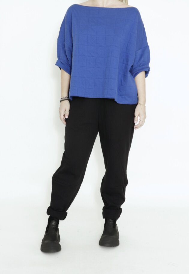 Sort Aarhus - Quilted cropped blouse with 3/4 sleeves and a wide neckline
