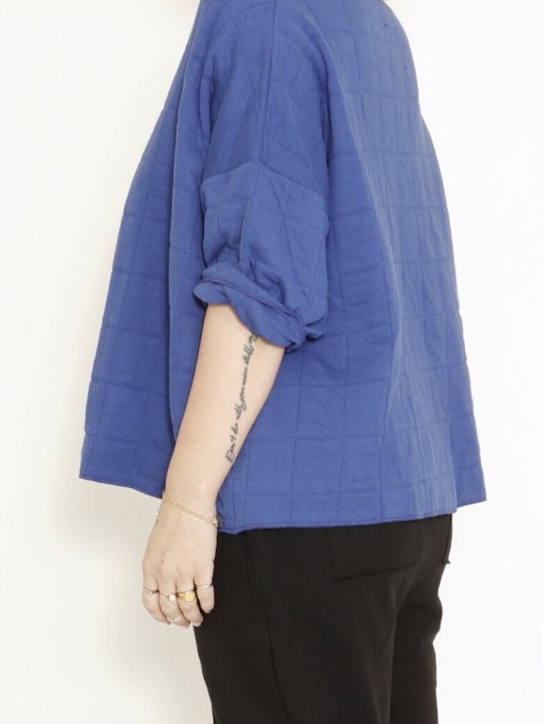 Sort Aarhus - Quilted cropped blouse with 3/4 sleeves and a wide neckline