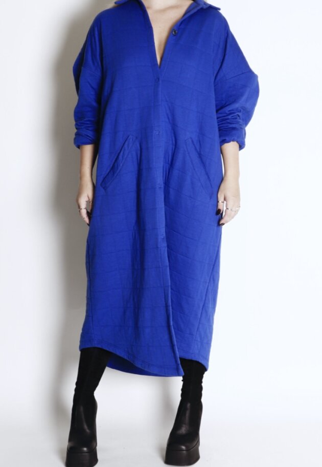 Sort Aarhus - Quilted long shirt with buttons, pockets and a collar